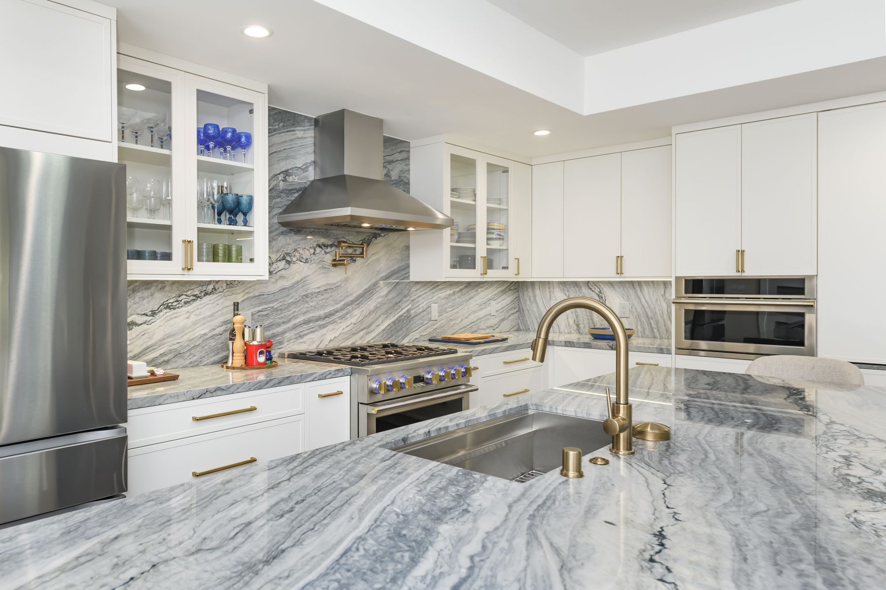 Diablo Way kitchen with book-matched quartzite and white shaker cabinetry