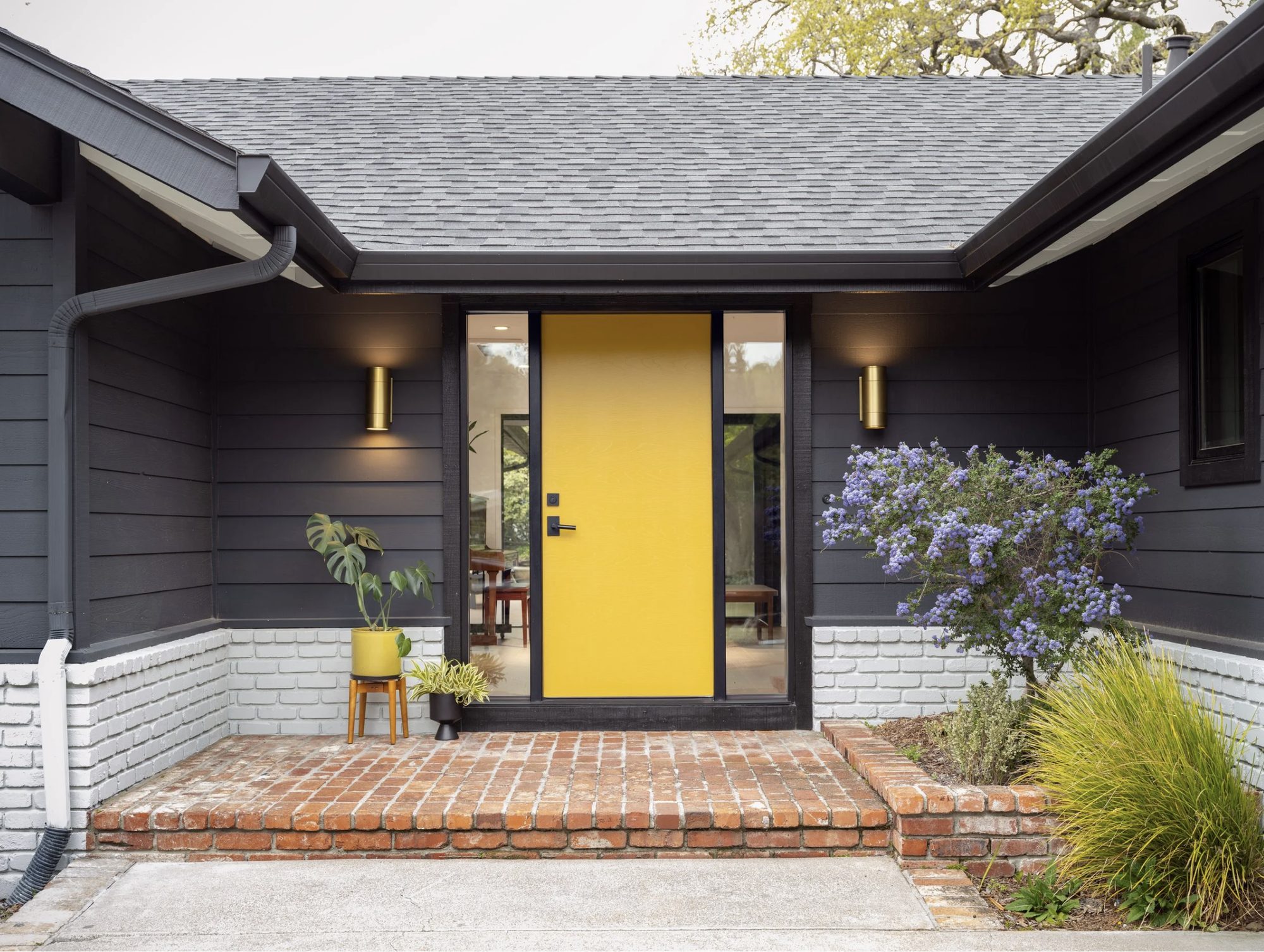 Oak Knoll mid-century entry with yellow door