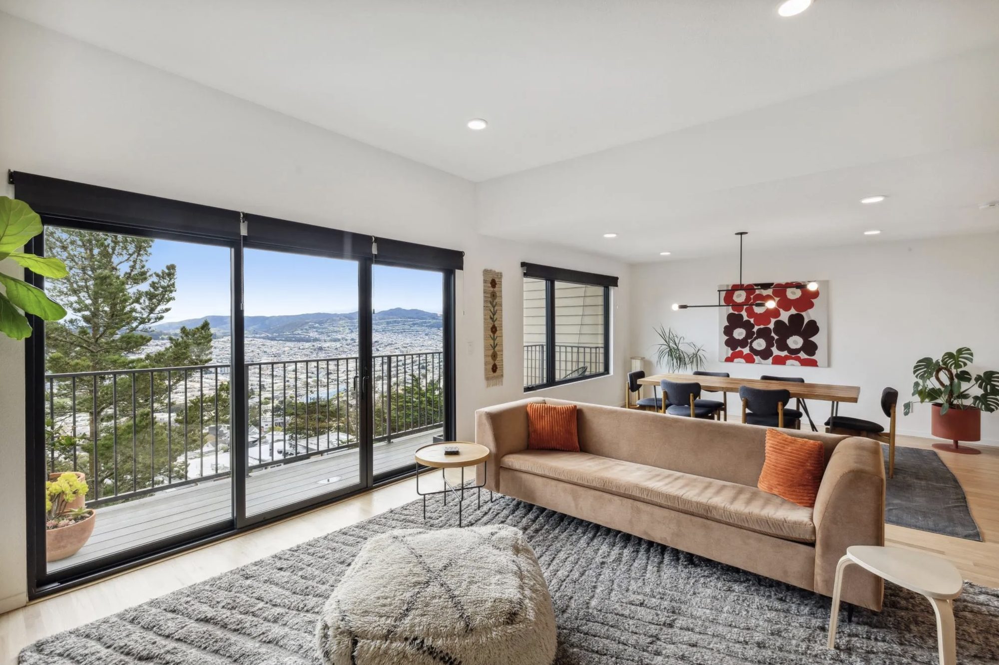 Ridgeline Residence living room with Bay view