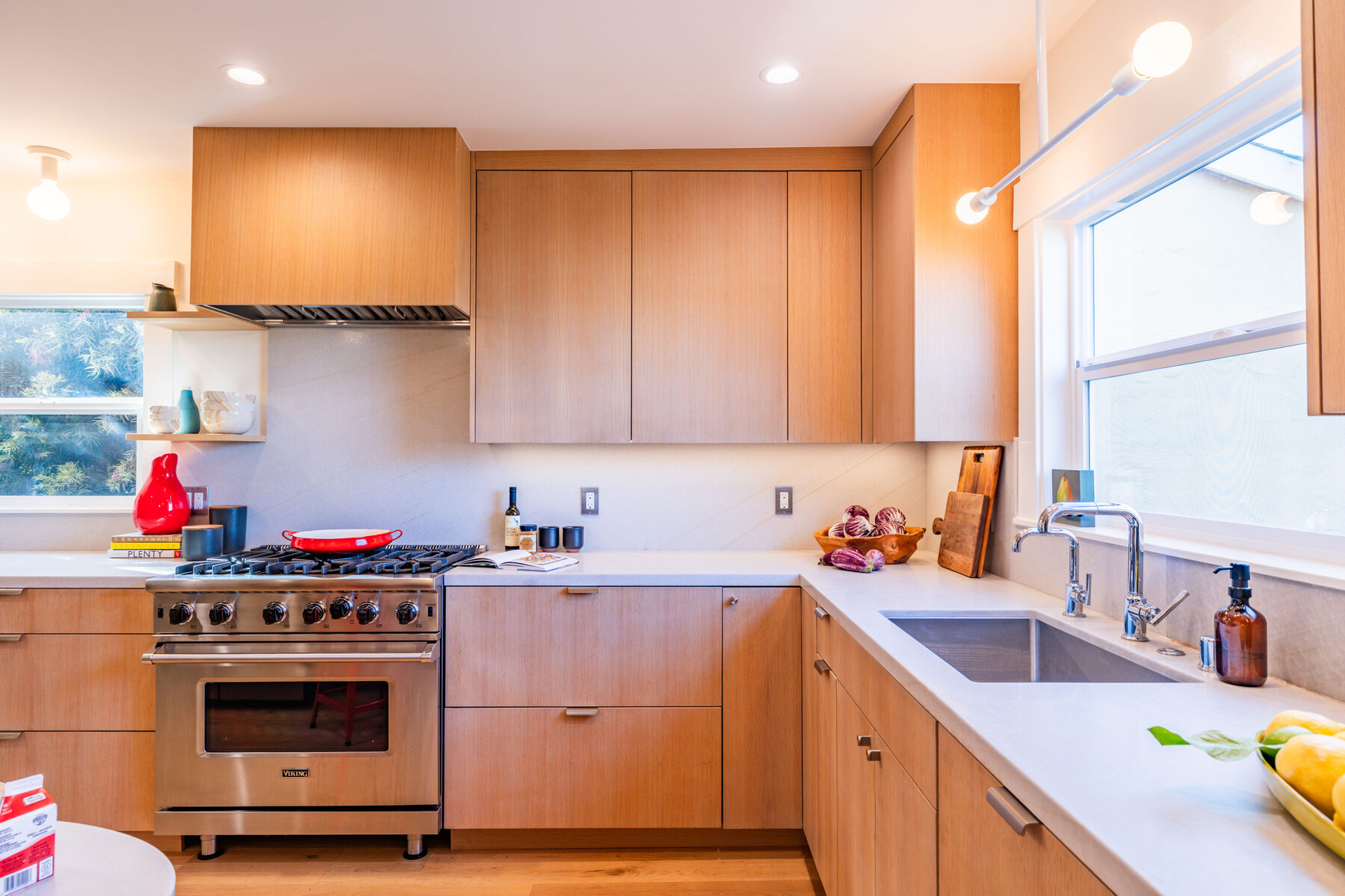 L-shaped kitchen corner with white oak and sink