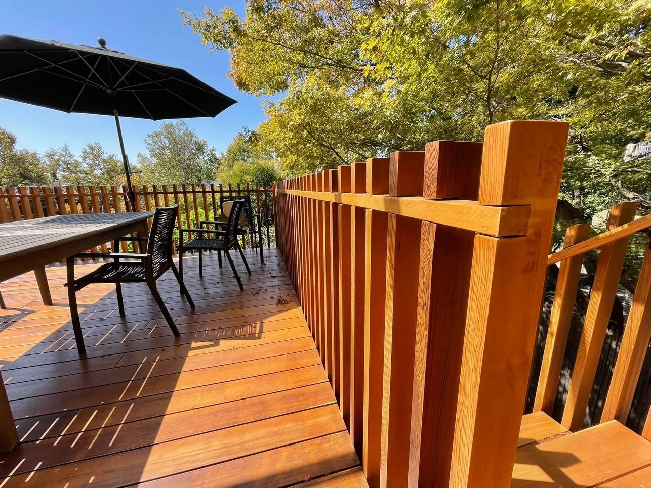 Detail of the stepped vertical slatted redwood privacy screen along the deck rail