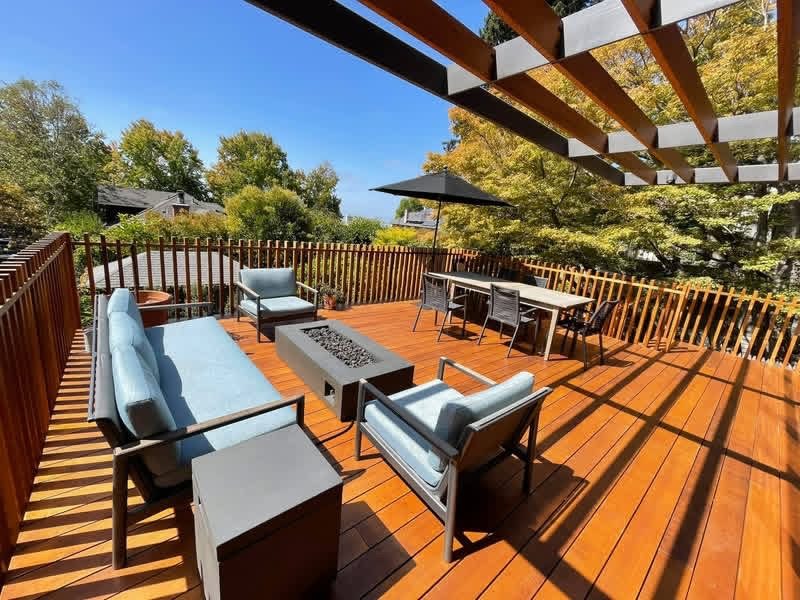 Fire-pit lounge with built-in seating beneath the pergola